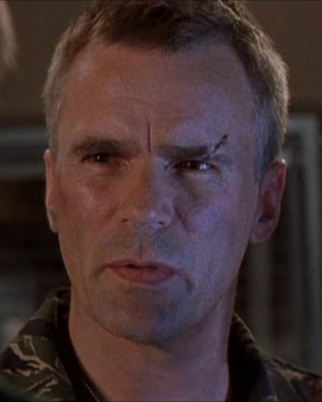 Fichier:Jack O'Neill (réalité Une dimension trop réelle) dans la saison 1 de Stargate SG-1.jpg