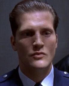 Officier (Enfant des dieux) dans la saison 1 de Stargate SG-1.jpg