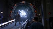 Teal'c se tient face au Goa'uld afin de l'empêcher de passer par la Porte des étoiles.