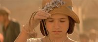 En 1928, la jeune Catherine prend un pendentif avec le symbole de Râ (Stargate, la Porte des étoiles).