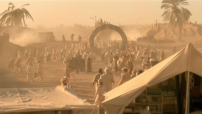 Fichier:Plateau de Gizeh dans Stargate, la Porte des étoiles.jpg